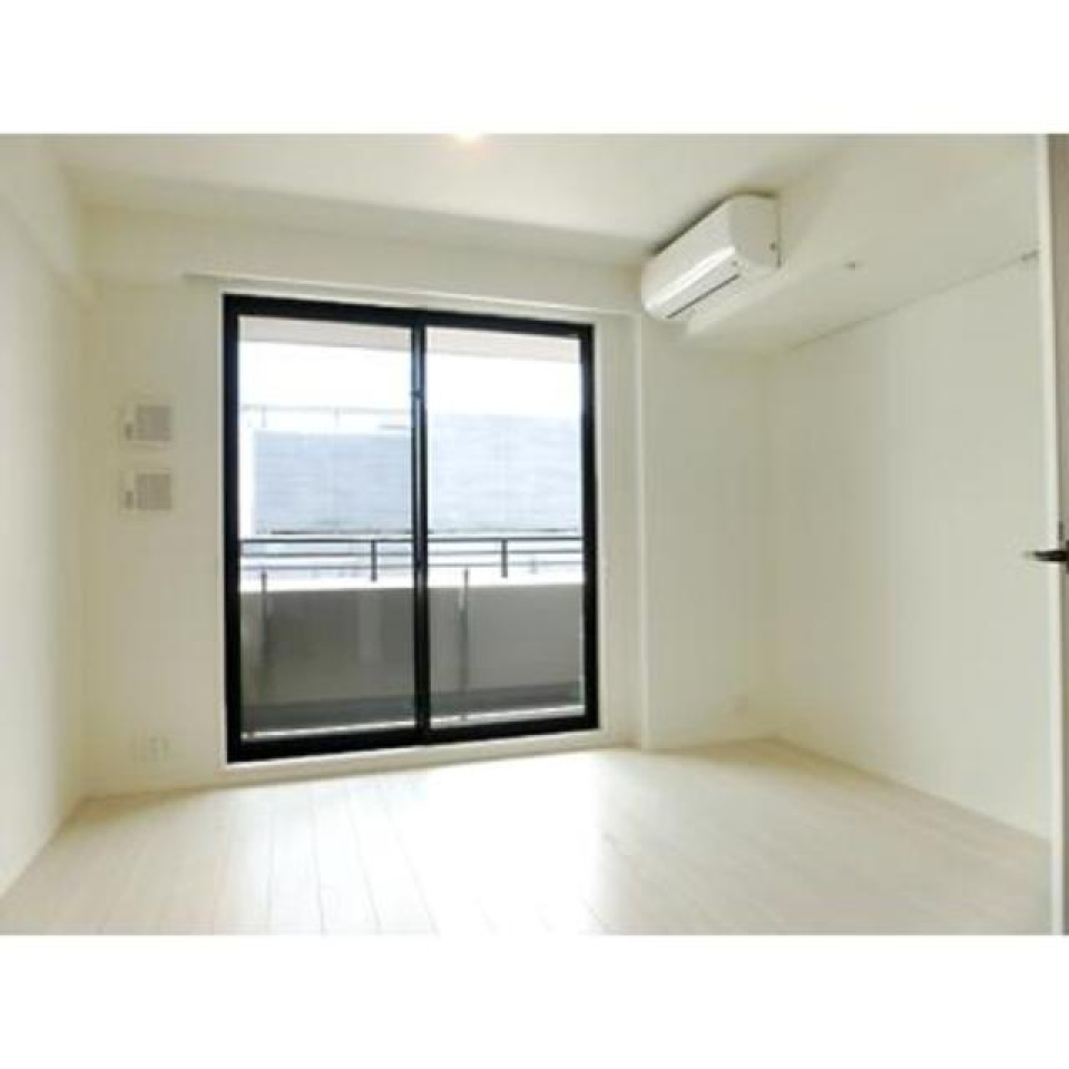 光が差し込むと、白いお部屋はより開放的に見えます。
※写真は同タイプ住戸です。