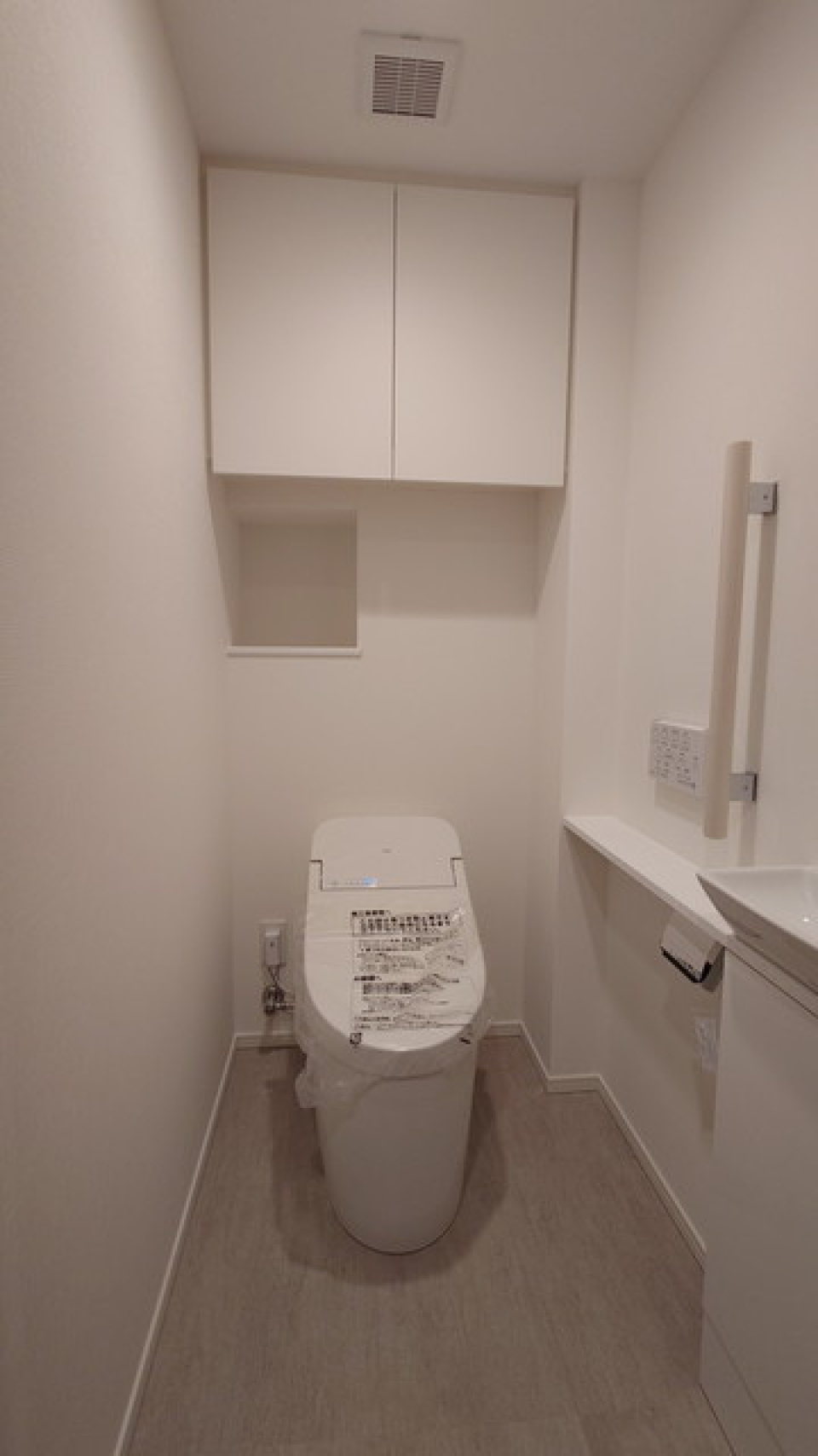 収納棚もしっかりついているトイレは清潔感溢れております。
※写真は同タイプ住戸です。