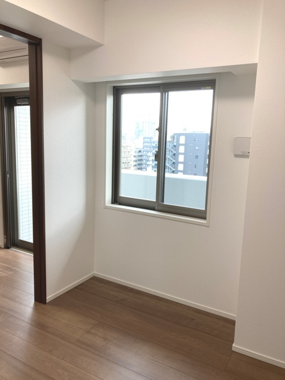 バルコニーから光が入ってくる窓です。※写真は同タイプ住戸です。