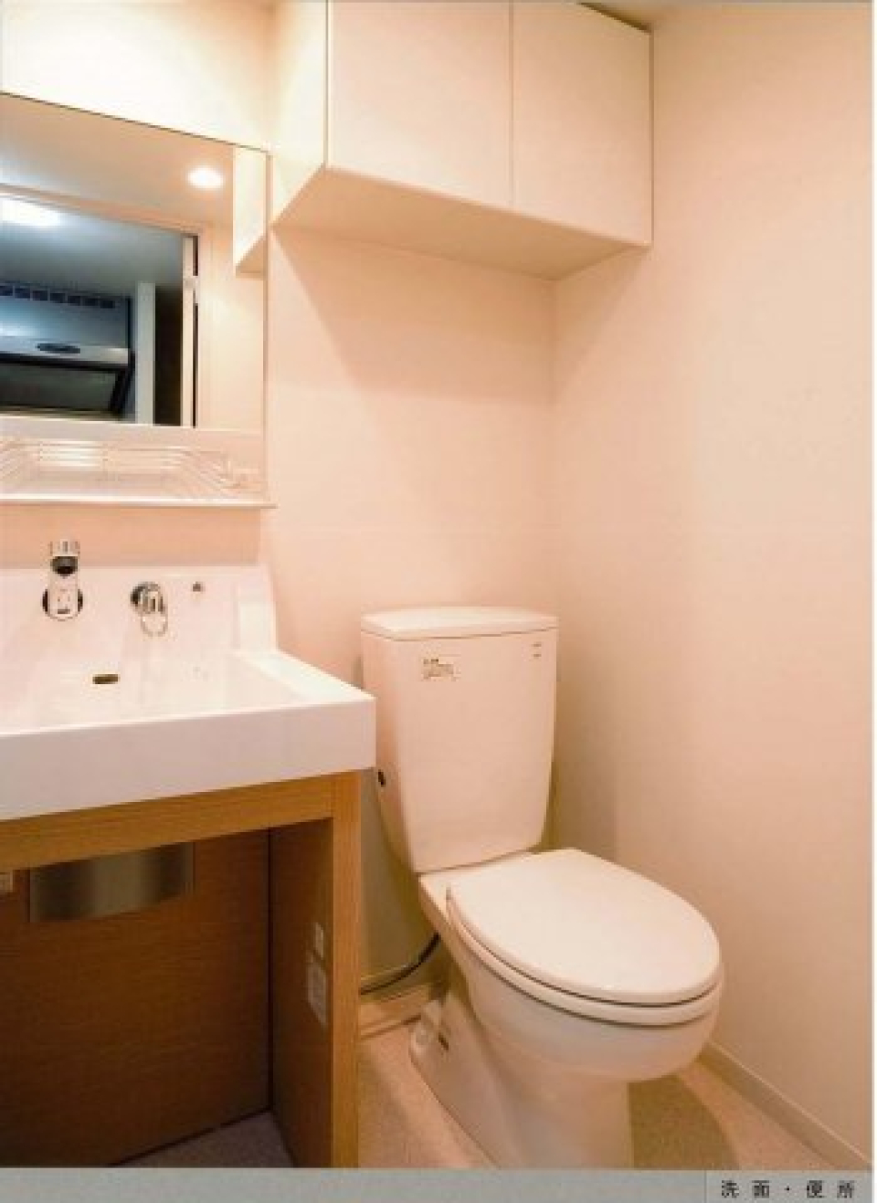洗面台とトイレは同じ空間にあります。※参考写真