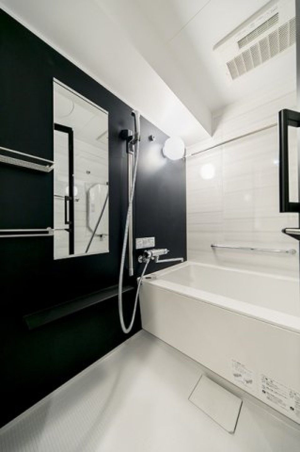 ダークなパネルが導入された浴室。※写真は同タイプ住戸です。