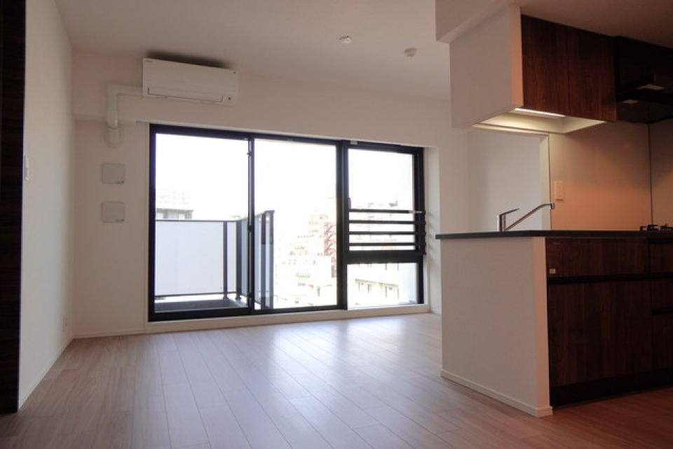 キッチンから洋室を覗くことができます。※写真は同タイプ住戸です。