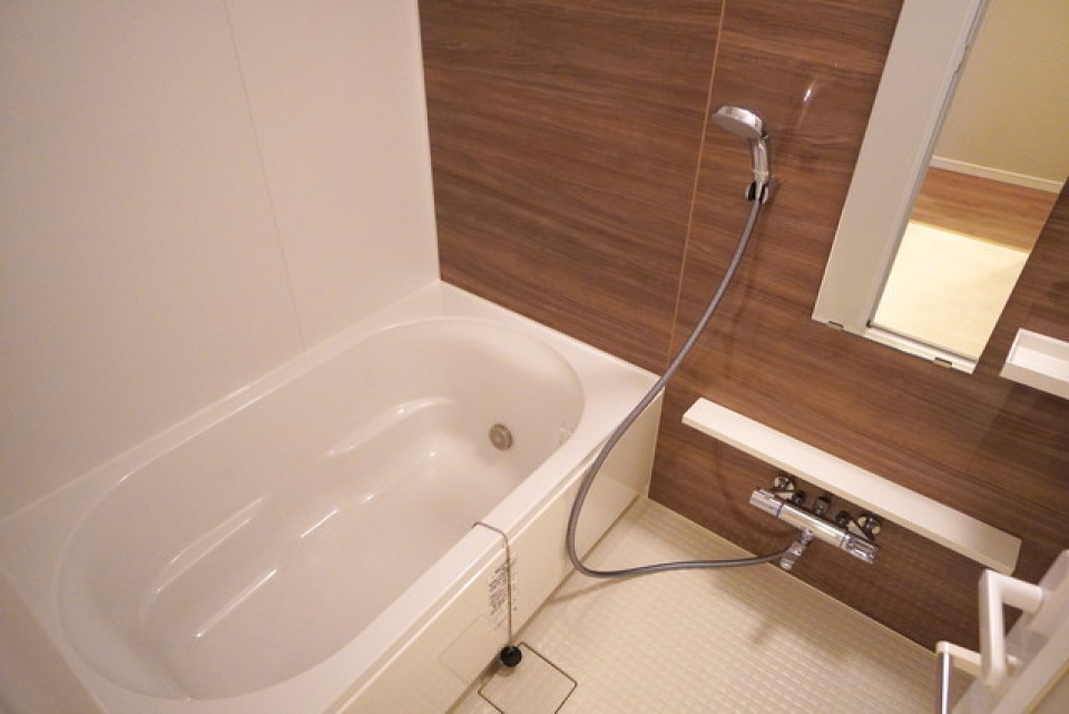 木目調のパネルが落ち着いた浴室を演出しています。※写真は同タイプ住戸です。