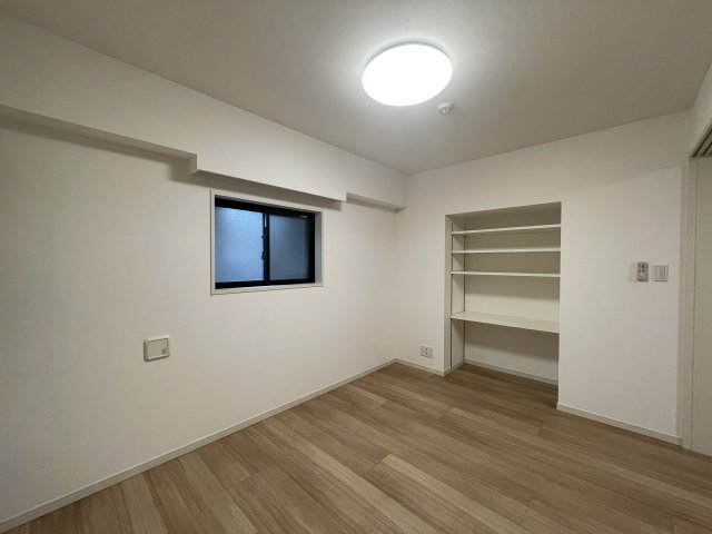 カウンターがあるので、本棚としても使えますし、作業スペースになります。