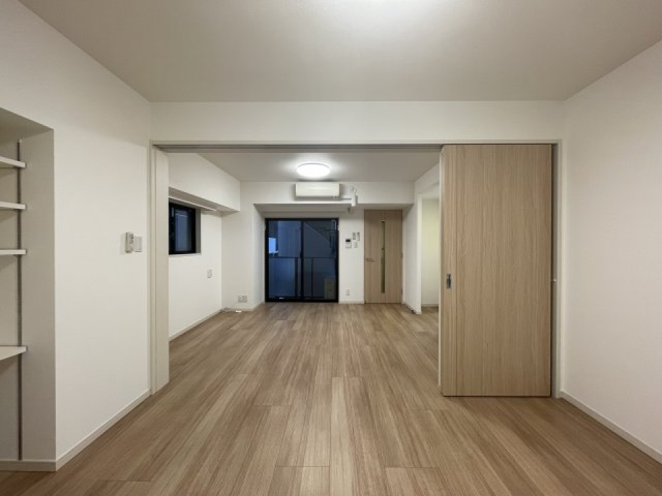 8.0帖のリビングダイニングと6.0帖の洋室が広がります。