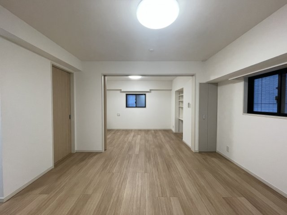 スライド式の扉を開けると、広々とした空間になりますね。