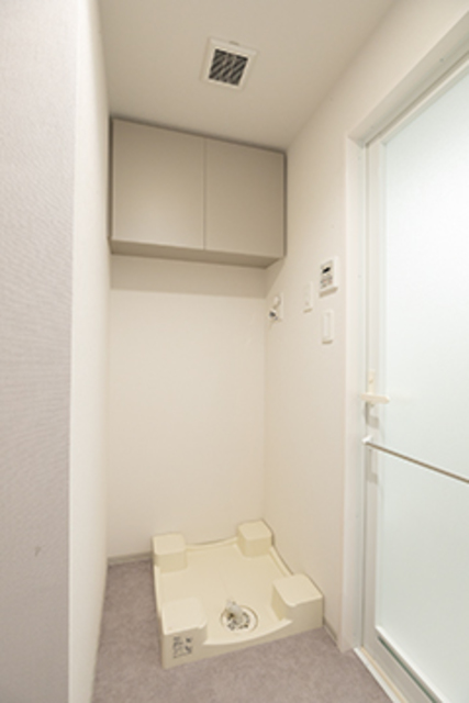 洗濯機置き場の上に収納あります
※写真は同タイプ住戸です。