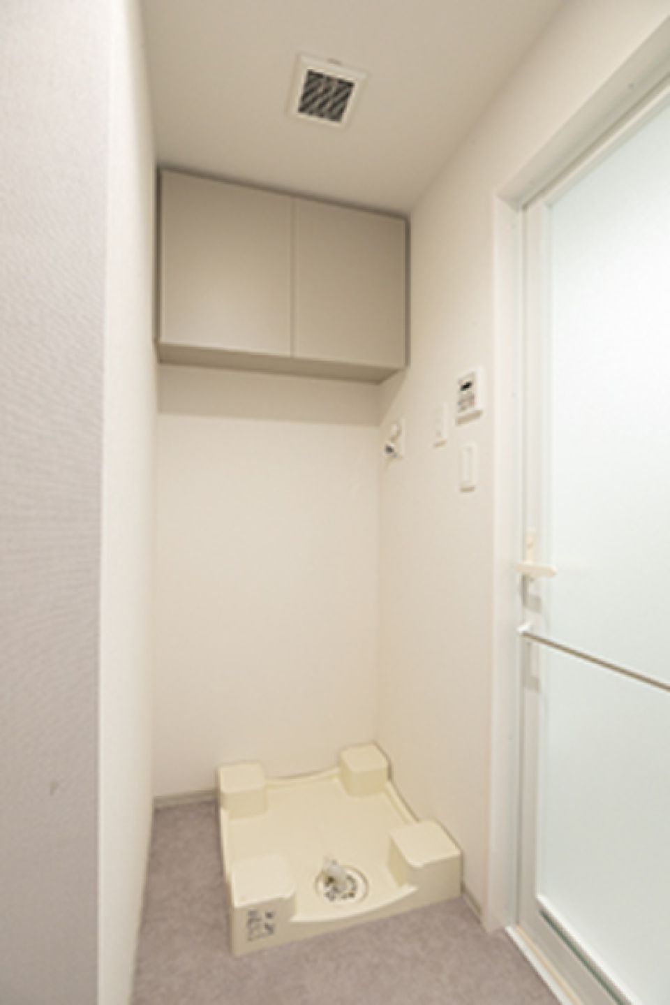 洗濯機置き場の上に収納あります
※写真は同タイプ住戸です。