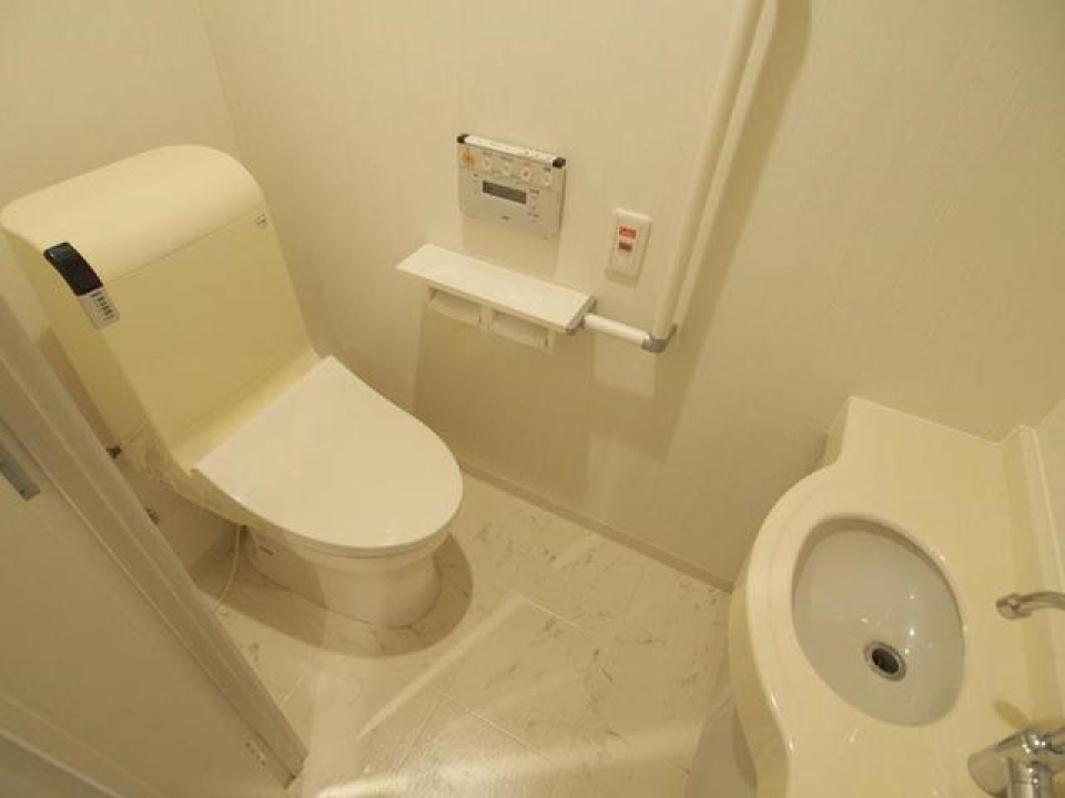 トイレには手を洗う場所も付いています。※写真は同タイプ住戸です。