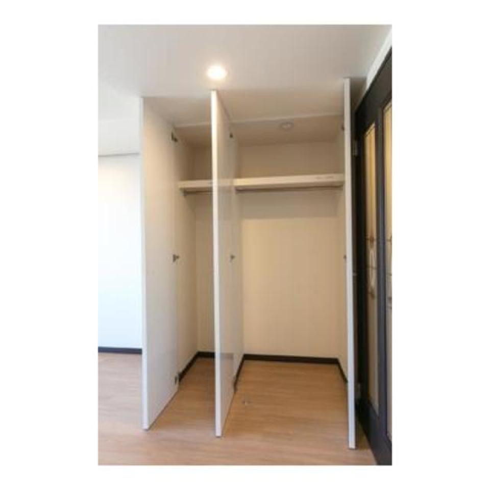 収納を開けた時の様子。※写真は同タイプ住戸です。