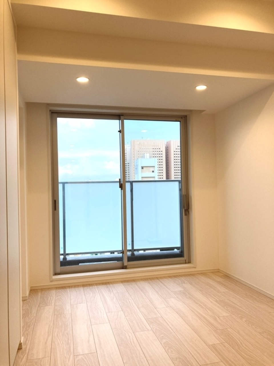 バルコニーへとアクセスができます。※写真は同タイプ住戸です。