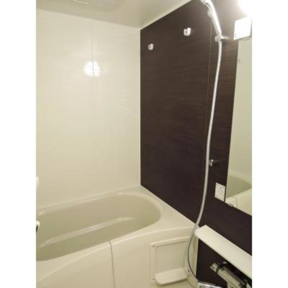 ダークトーンのパネルの浴室です。※写真は同タイプ住戸です。
