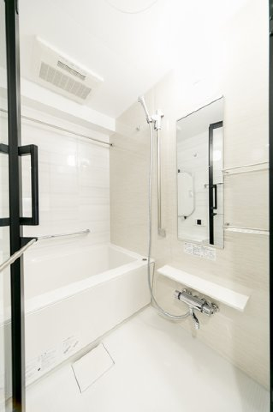 シンプルな白で統一された浴室。※写真は同タイプ住戸です。