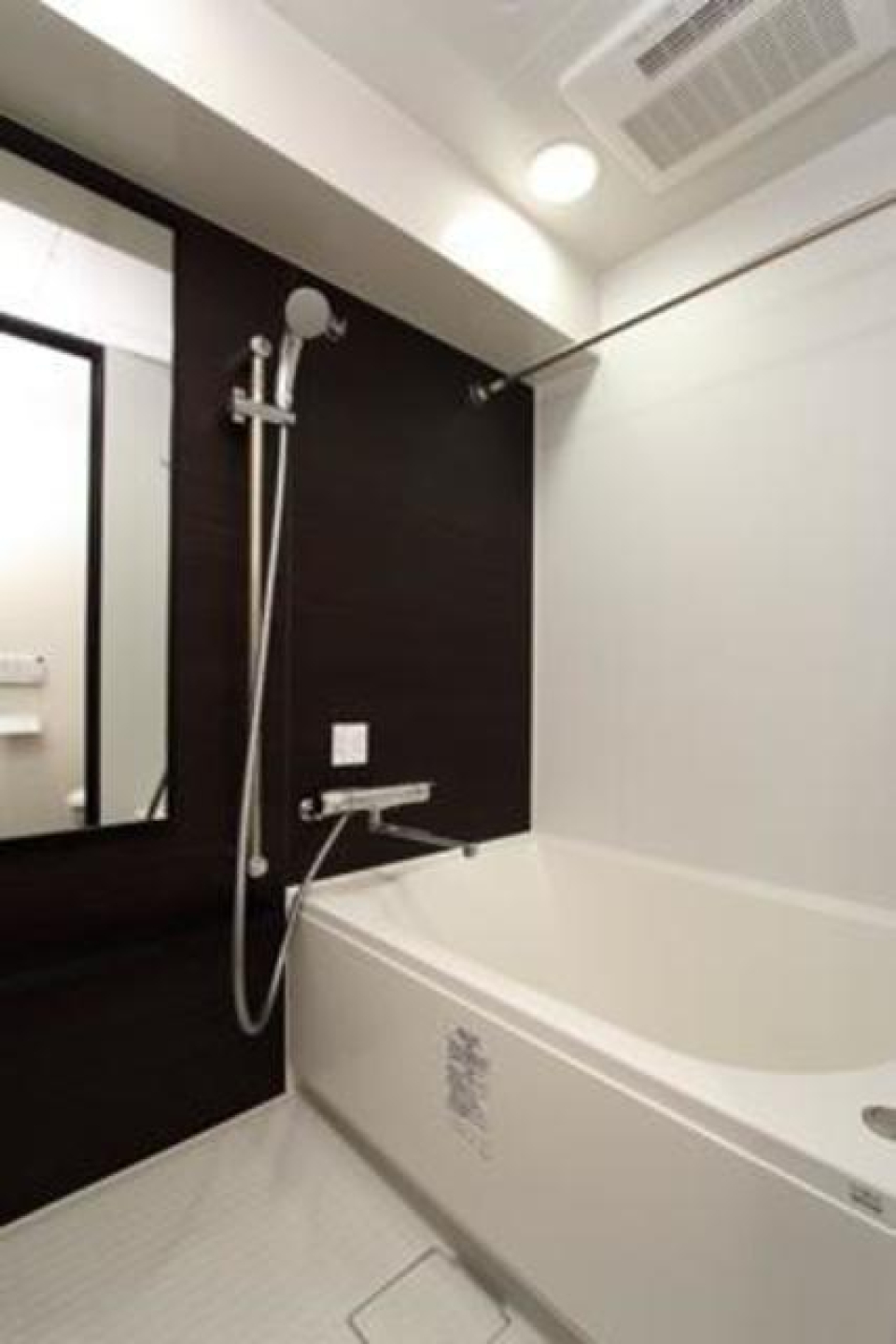 ダークトーンのパネルが落ち着いた浴室を演出しています。※写真は同タイプ住戸です。
