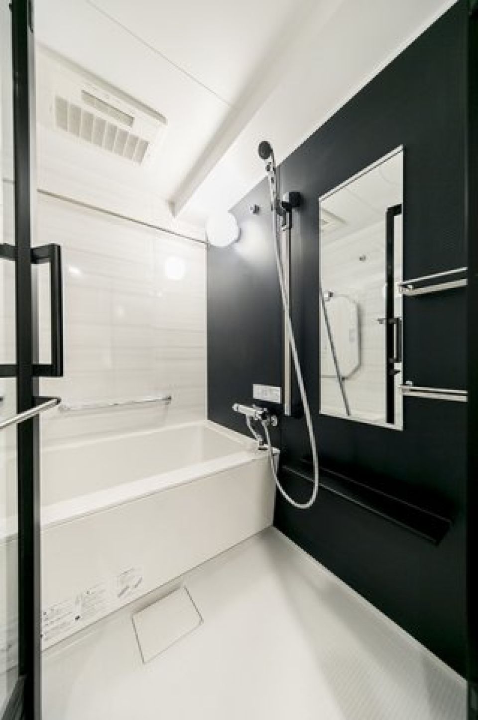 ダークトーンのパネルが採用された浴室です。※写真は同タイプ住戸です。