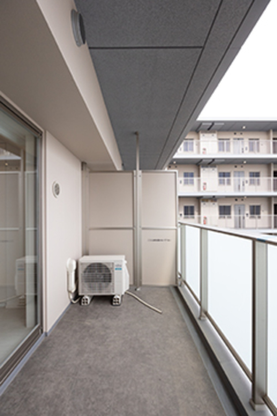 バルコニーに出た時の様子。※写真は同タイプ住戸です。