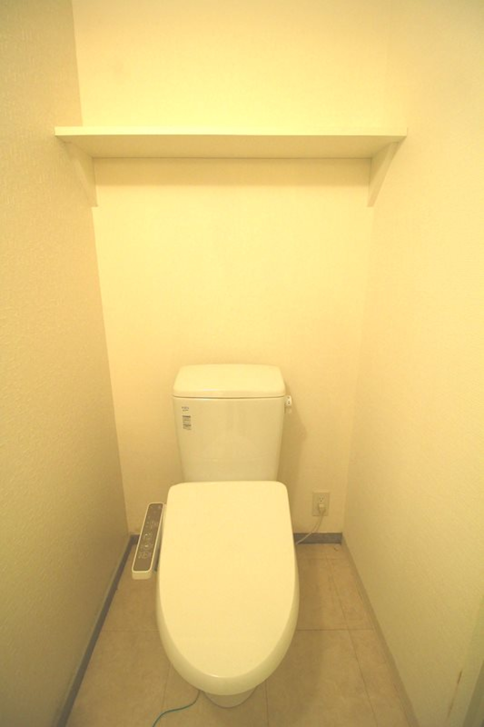 トイレは洗面台の奥にあります