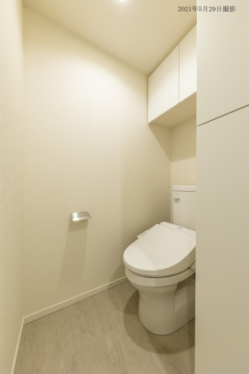 トイレには頭上に収納棚が付いています。
※写真は同タイプ住戸です。