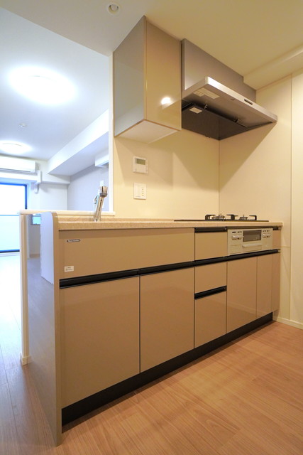 キッチンも広々としており、デザイン性・利便性に富んだスペースになっています。
※写真は同タイプ住戸です。