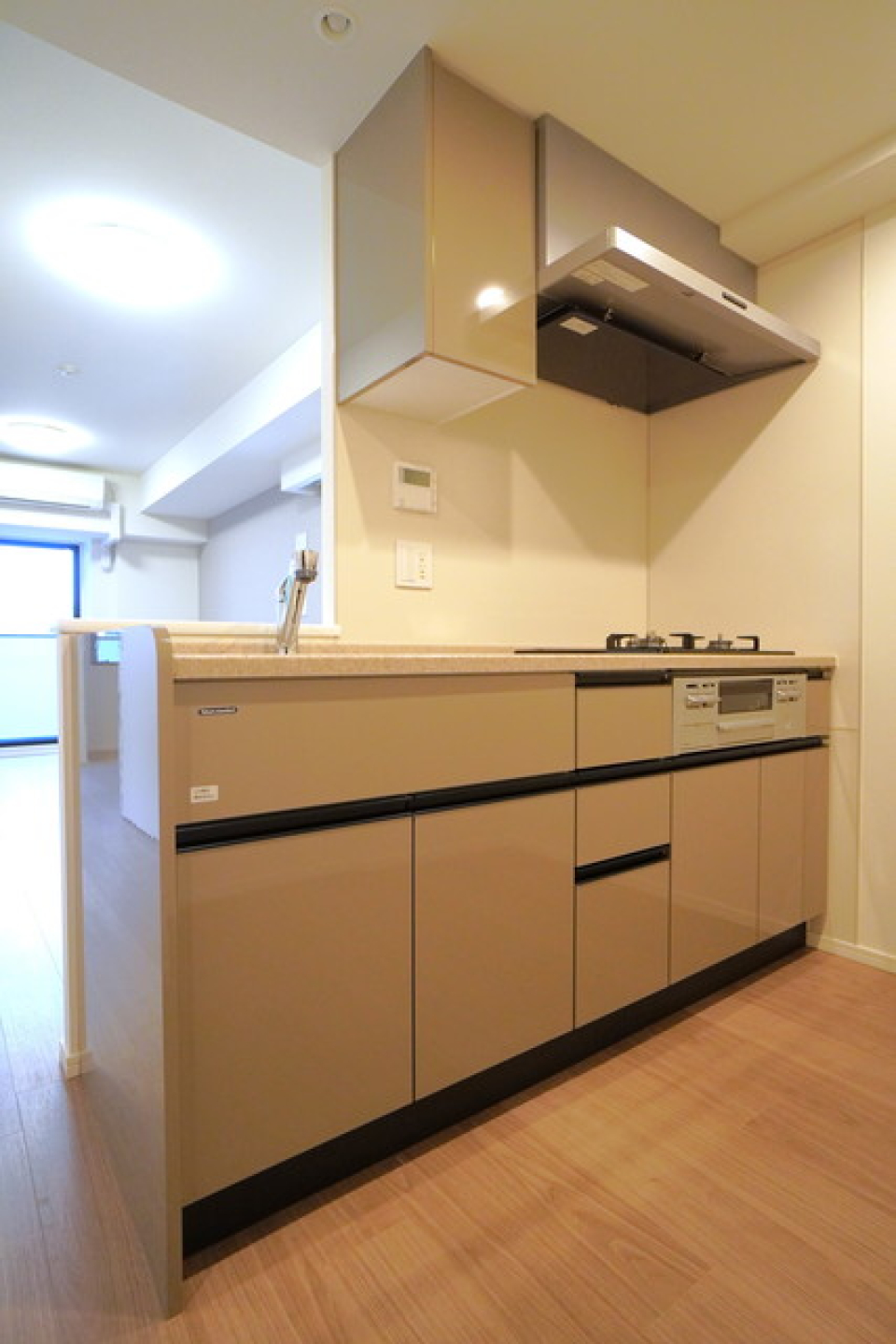 キッチンも広々としており、デザイン性・利便性に富んだスペースになっています。
※写真は同タイプ住戸です。