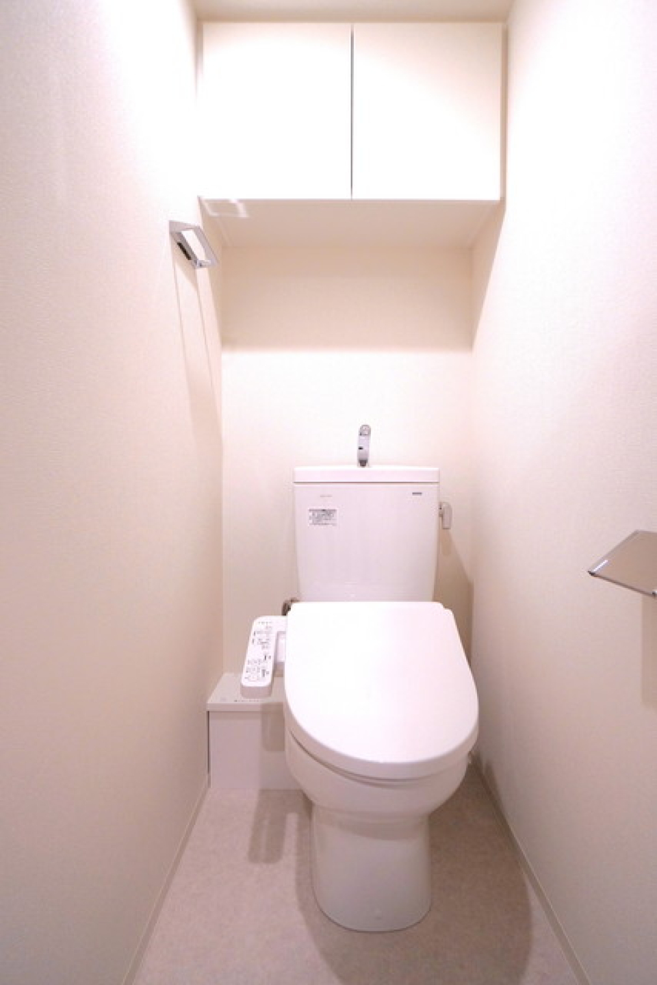 清潔感溢れるトイレはウォシュレット＆収納棚付き！
※写真は同タイプ住戸です。