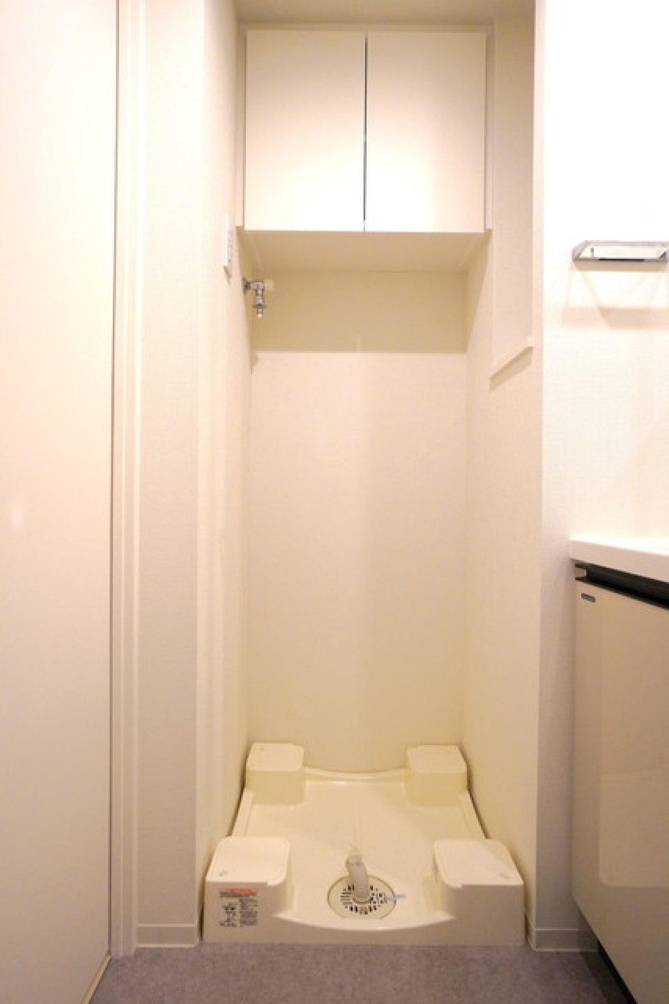 室内洗濯機置き場の上は棚があるので、収納も便利に♩
※写真は同タイプ住戸です。