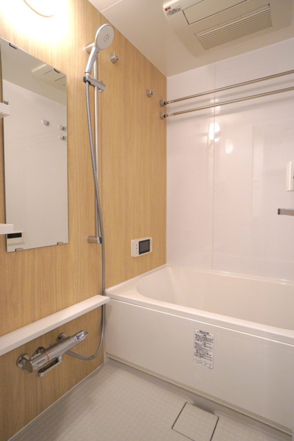 癒し空間バスルームは浴室乾燥機付きです。
※写真は同タイプ住戸です。