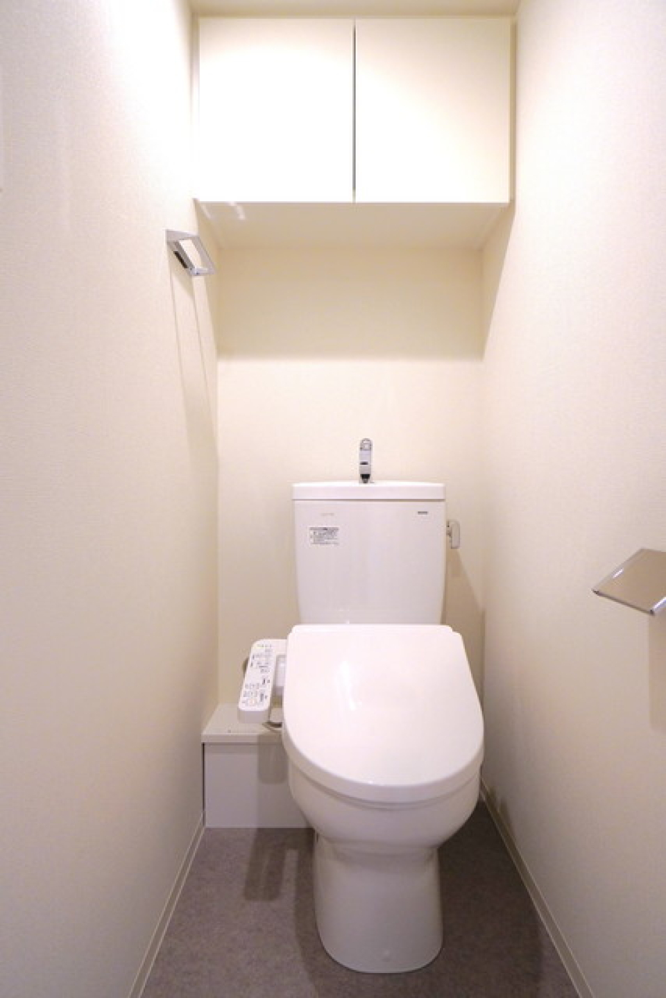 棚の付いた、清潔感のあるトイレ。
※写真は同タイプ住戸です。