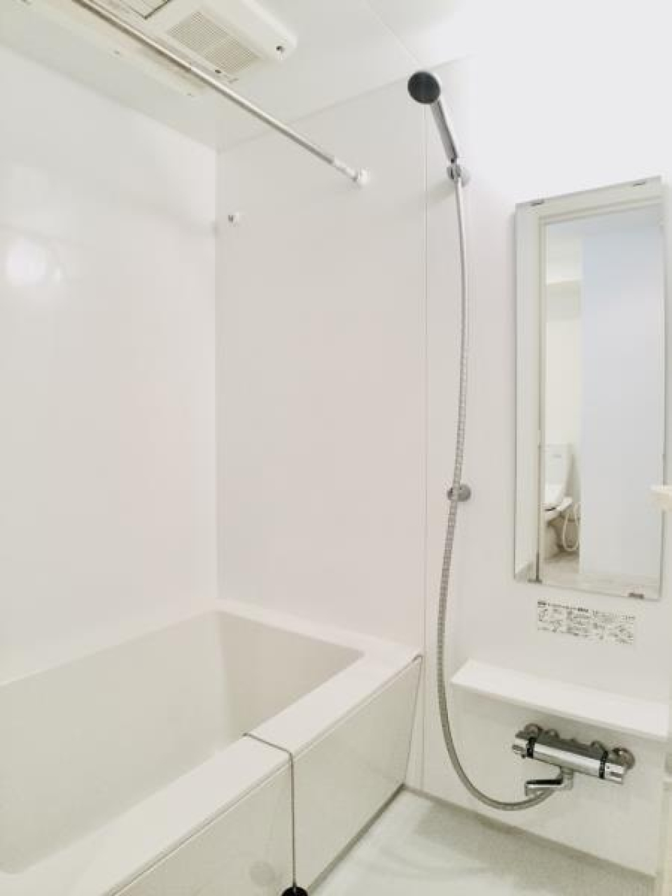 白く統一された浴室。