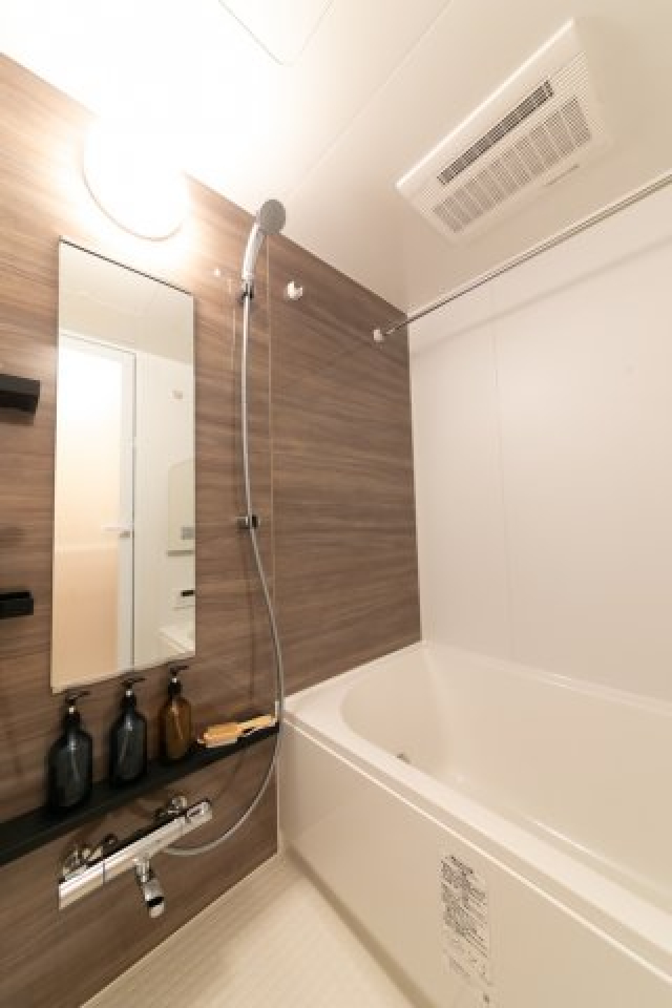 ブラウンのパネルが導入された浴室。