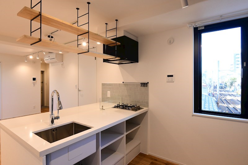 上の棚には何を飾りましょうか