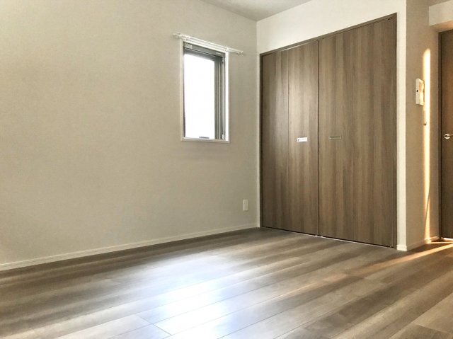 落ち着いたブラウンの明るい洋室です