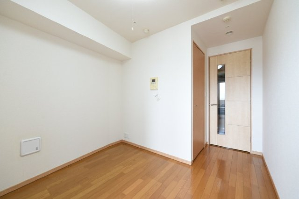 白い壁とナチュラルなウッドテイストの床が、落ち着いた空間をつくり出してくれます。