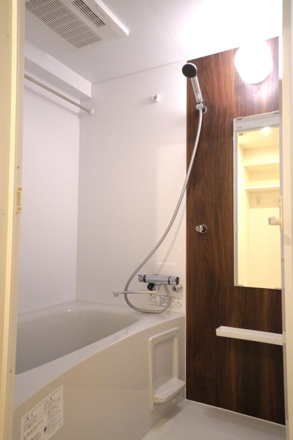 こちらも落ち着いたパネルを使用している浴室です。※写真は同タイプ住戸です。
