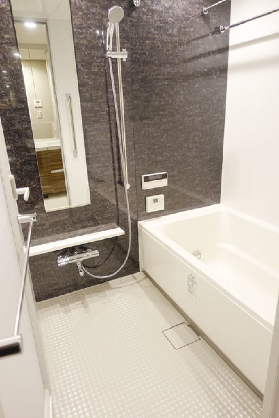 ダークトーンのパネルが落ち着いた雰囲気の浴室を演出しています。※写真は同タイプ住戸です。