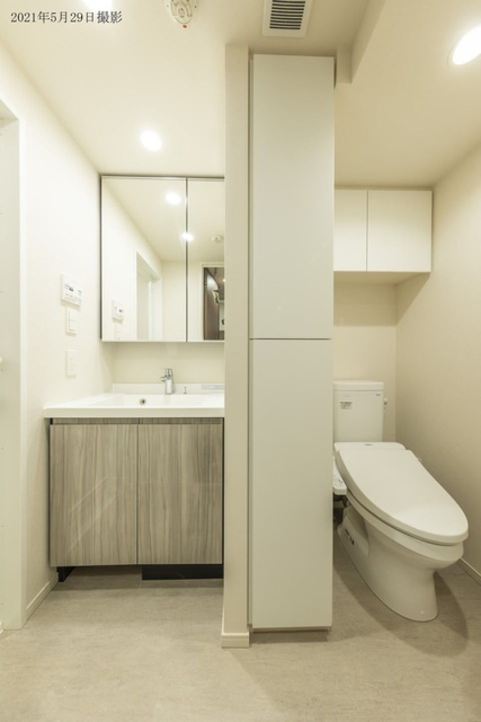 洗面台とトイレは収納棚で隔てられています。
※写真は同タイプ住戸です。