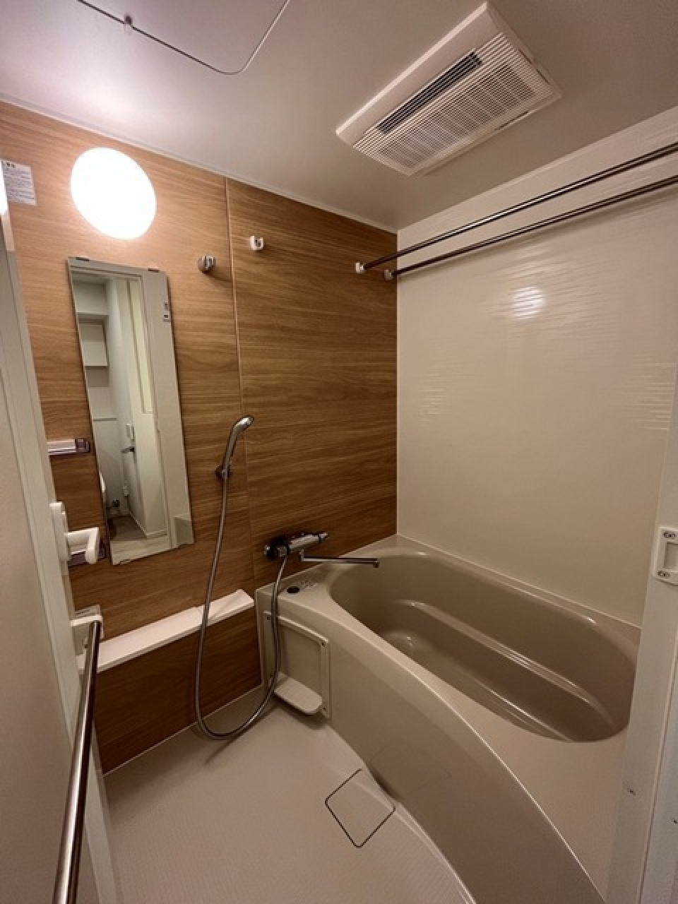 落ち着いたブラウンのパネルが導入された浴室です。※写真は同タイプ住戸です。