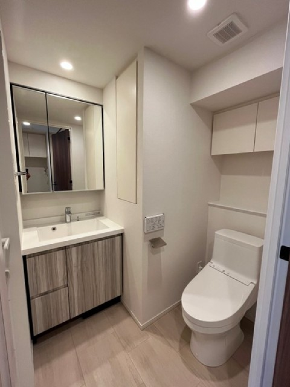 洗面台とトイレは同じ空間にあります。※写真は同タイプ住戸です。