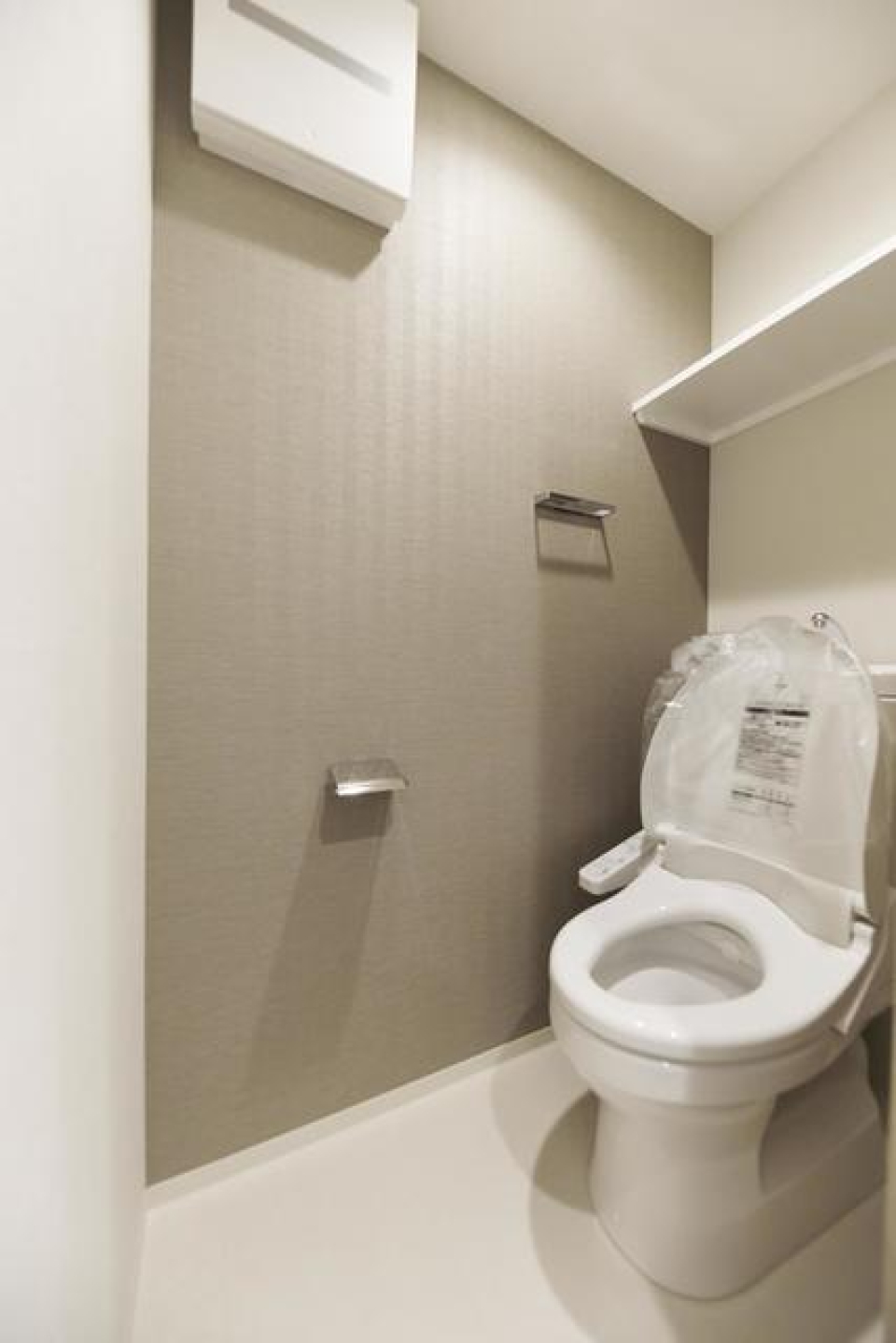 トイレです。グレーの壁で落ち着いた空間になっています。
※写真は同タイプ住戸です。
