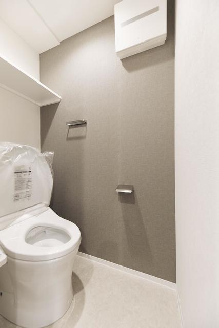 トイレです。頭上に収納できるスペースがあります。
※写真は同タイプ住戸です。