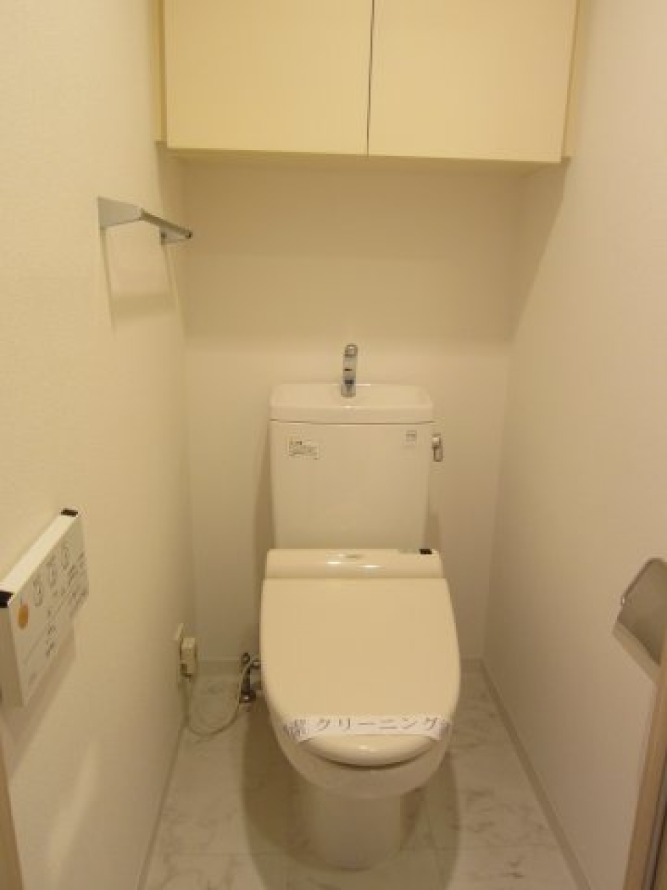 収納棚のついた、清潔感のあるトイレ
※参考写真