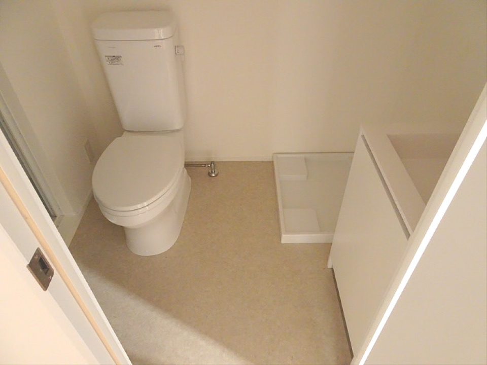 トイレは洗面台と同じ空間にあります。