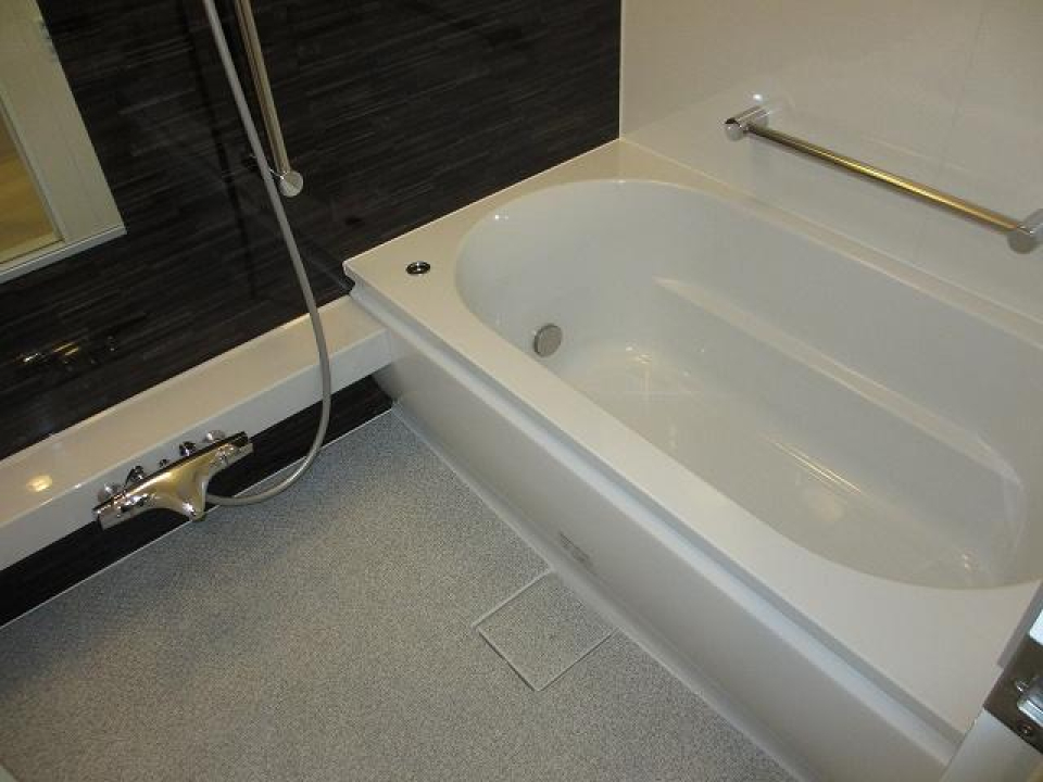 ダーク調のパネルで落ち着いた雰囲気の浴室になっています。