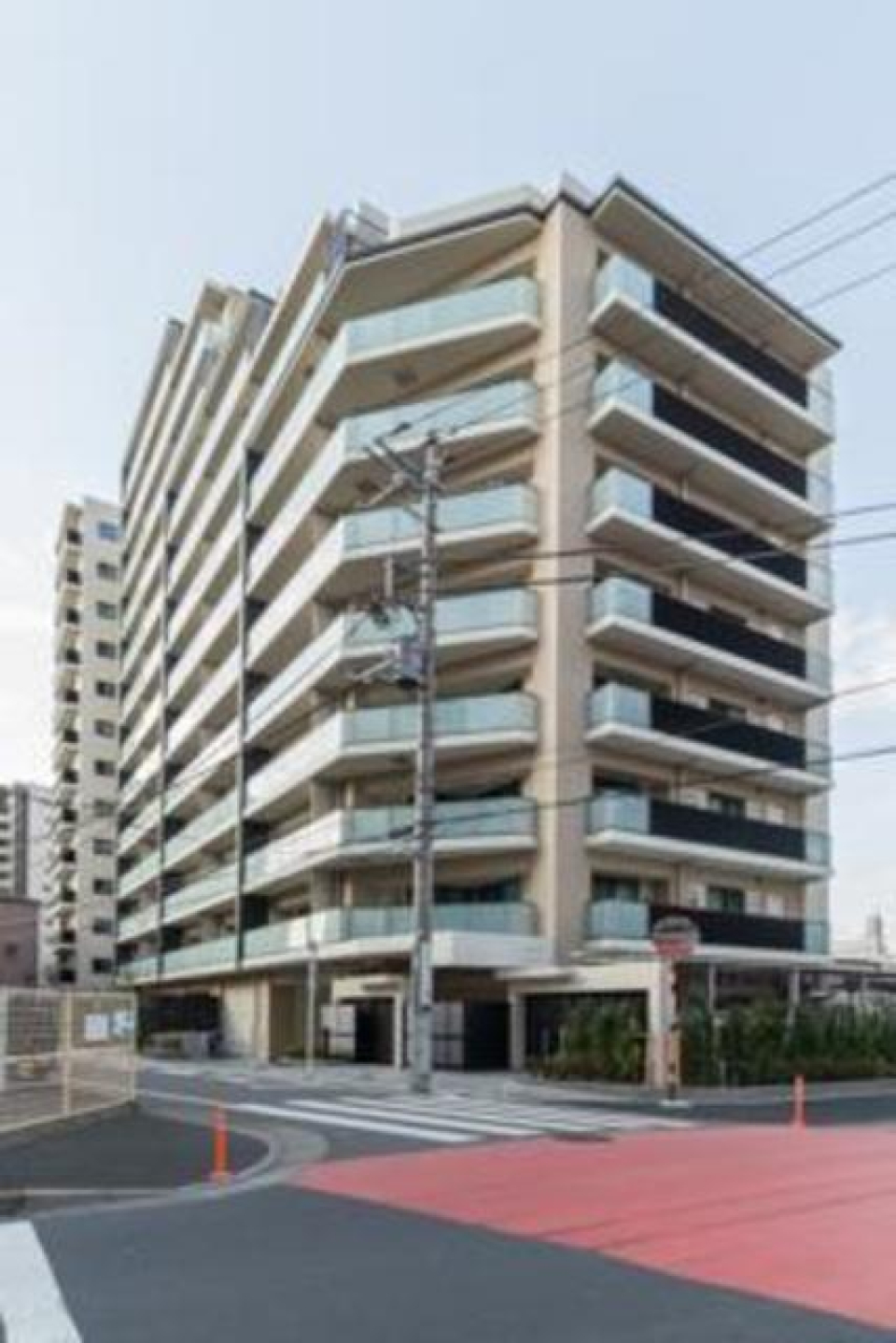 １３階建ての建物の２階にあるお部屋です。