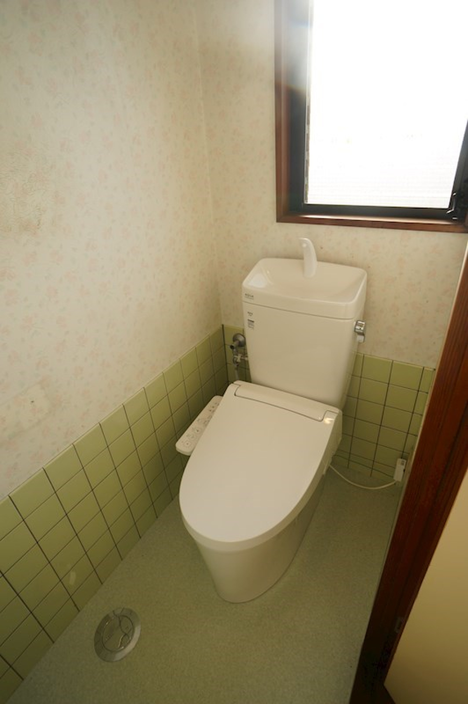 温水洗浄便座付きのトイレ