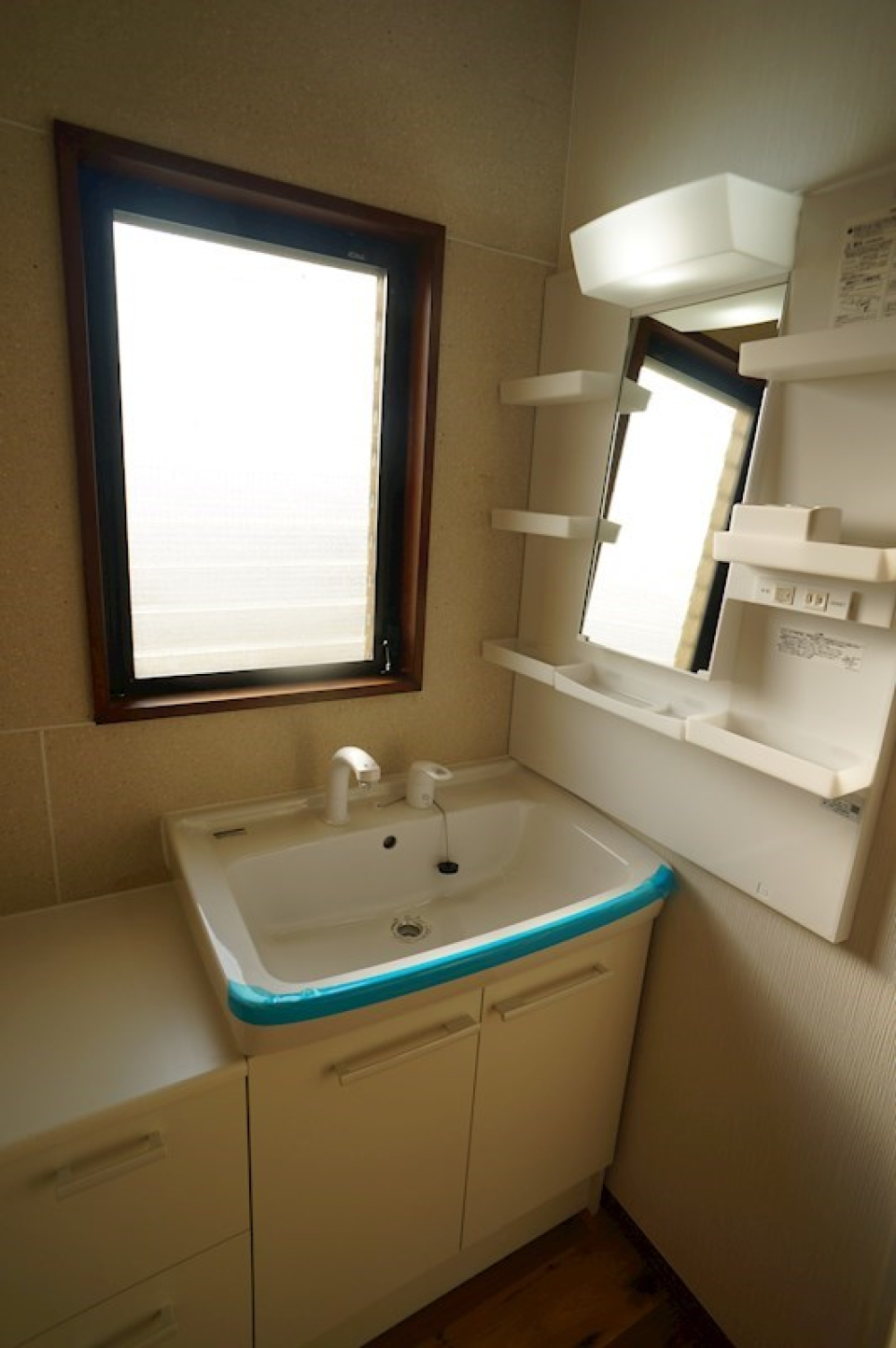 ちょっと不思議な造りの洗面脱衣所。鏡台と収納スペースが横に設置されています！