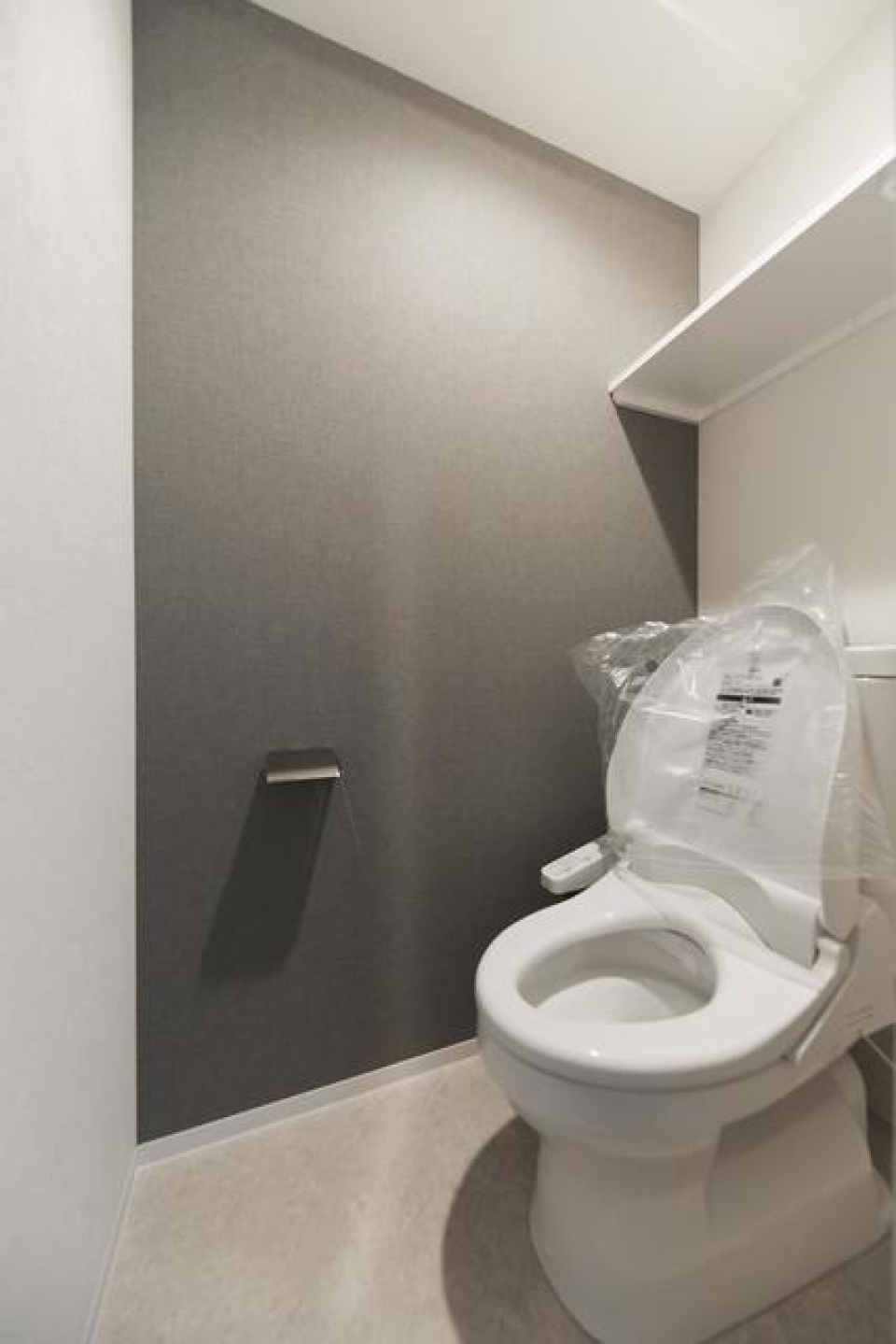トイレはグレーの壁で落ち着いた空間になっています。
※写真は同タイプ住戸です。