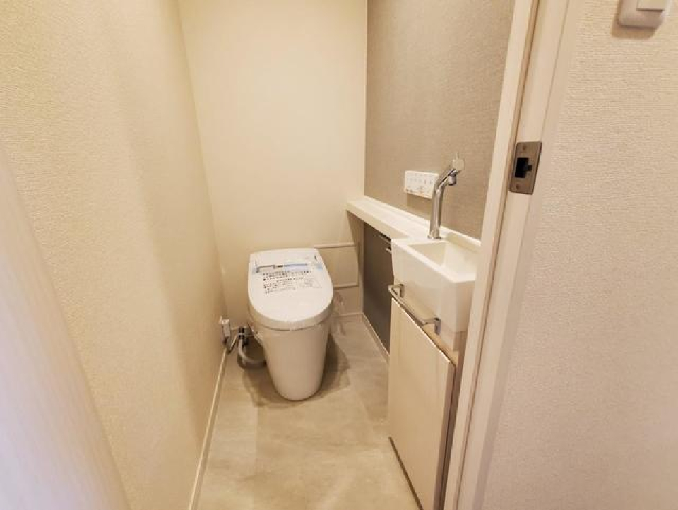 清潔感のあるトイレは、洗面台付きです。
※写真は同タイプ住戸です。