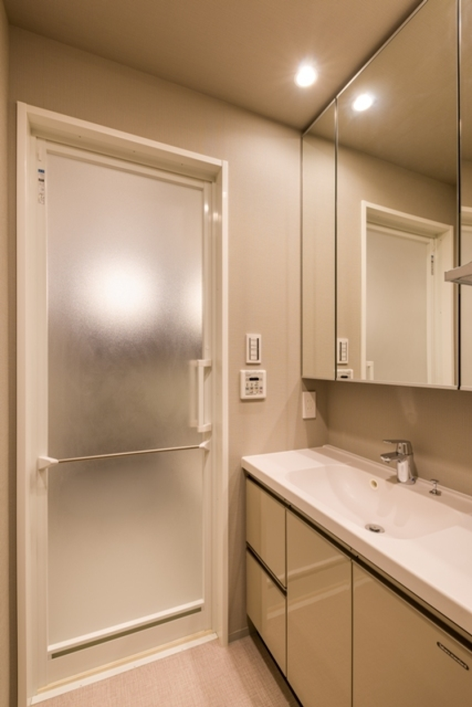 独立洗面台は3面の鏡で広々使用できます。
※写真は同タイプ住戸です。