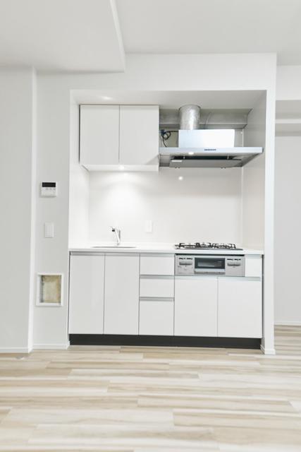 白のシンプルなキッチンです。
※写真は同タイプ住戸です。